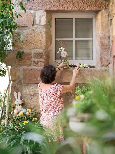 Frühlingsdekoration am Fenster des Gästehauses