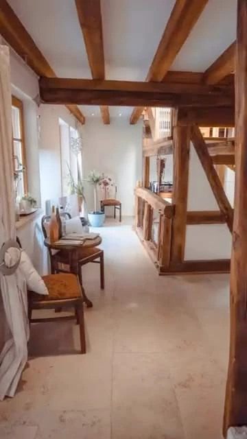 Video-Vorschaubild eines Innenraums mit historischen Fachwerkbalken